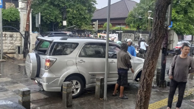 Anak 9 Tahun Bawa Mobil Tabrak Sejumlah Pemotor di Kemang Jaksel