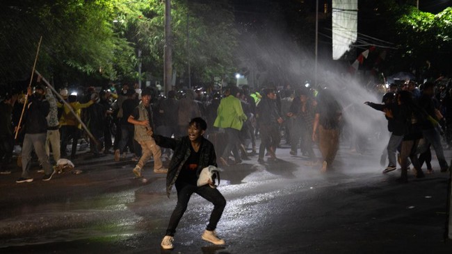 Anak-anak Kena Gas Air Mata di Semarang, Polisi Klaim Jalankan SOP