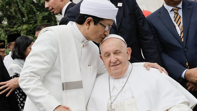 Momen Haru Imam Besar Istiqlal Cium Kening Paus Fransiskus